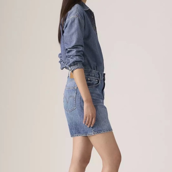 Levi's High-Rise Baggy Denim Shorts in Blue Wash 31 - Picture 3 of 10